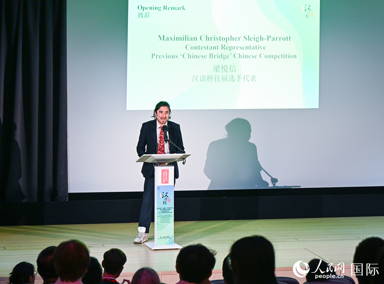 往屆“漢語(yǔ)橋”比賽選手代表梁悅信賽前分享。