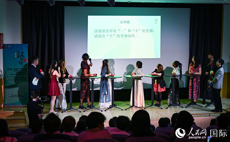 “漢語(yǔ)橋”比賽現(xiàn)場(chǎng)，文化知識(shí)搶答和延伸問(wèn)題回答環(huán)節(jié)。