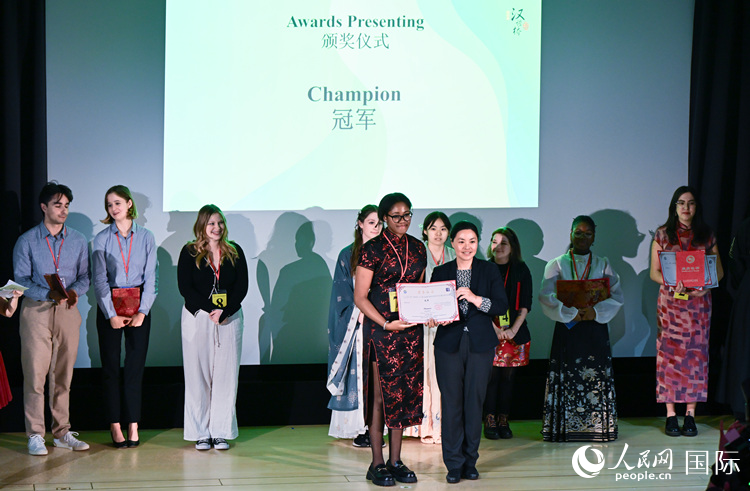 曼徹斯特大學(xué)的安玉琪獲得“漢語(yǔ)橋”比賽冠軍。