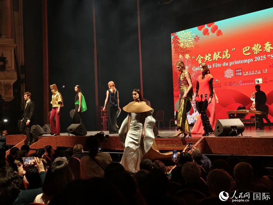 “金蛇獻瑞”巴黎春節(jié)聯(lián)歡晚會現(xiàn)場。人民網(wǎng)記者 尚凱元攝