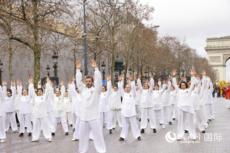 第四屆“歡樂春節(jié)滿巴黎·龍獅賀歲舞香街”春節(jié)巡游現(xiàn)場。 尚凱元攝