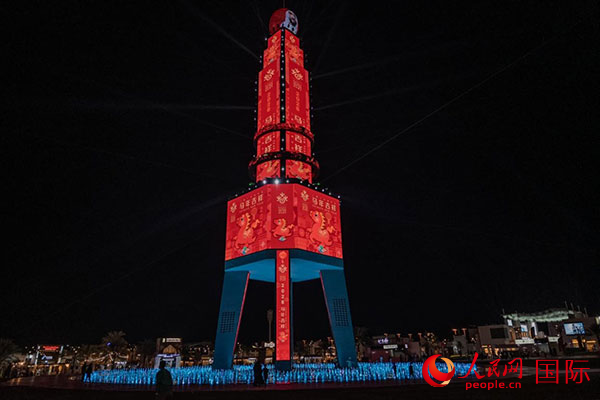 阿布扎比扎耶德節(jié)亮起中國紅。人民網(wǎng) 塔里克·易卜拉欣攝