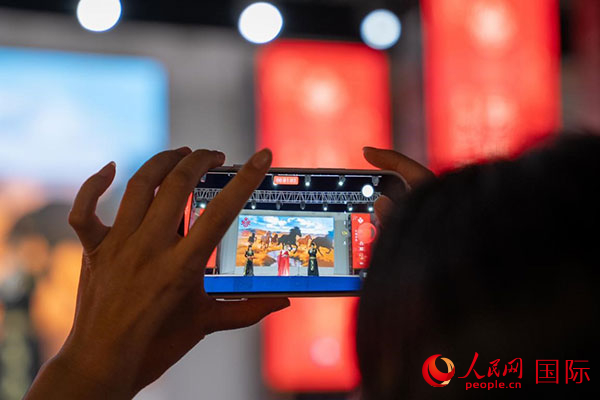 現(xiàn)場觀眾手機(jī)里的春節(jié)留念。人民網(wǎng) 塔里克·易卜拉欣攝